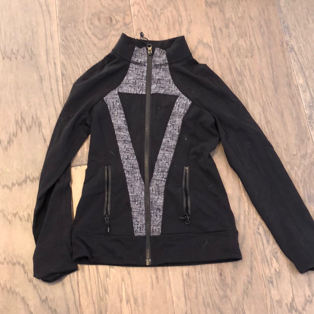 This is a ivivva/lululemon kids jacket size 10